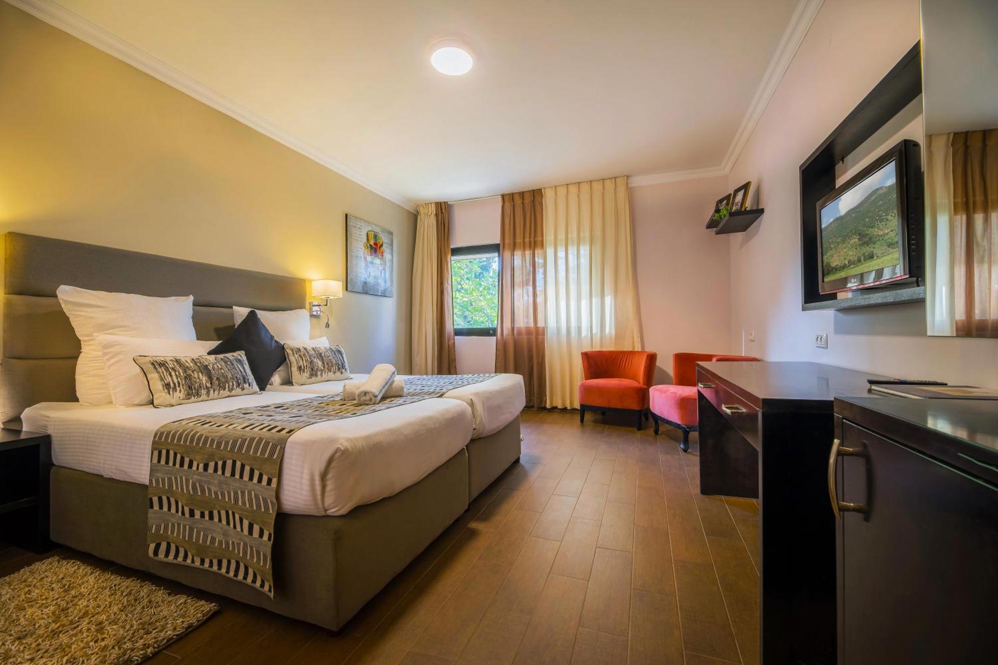 C Hotel Neve Ilan Esterno foto