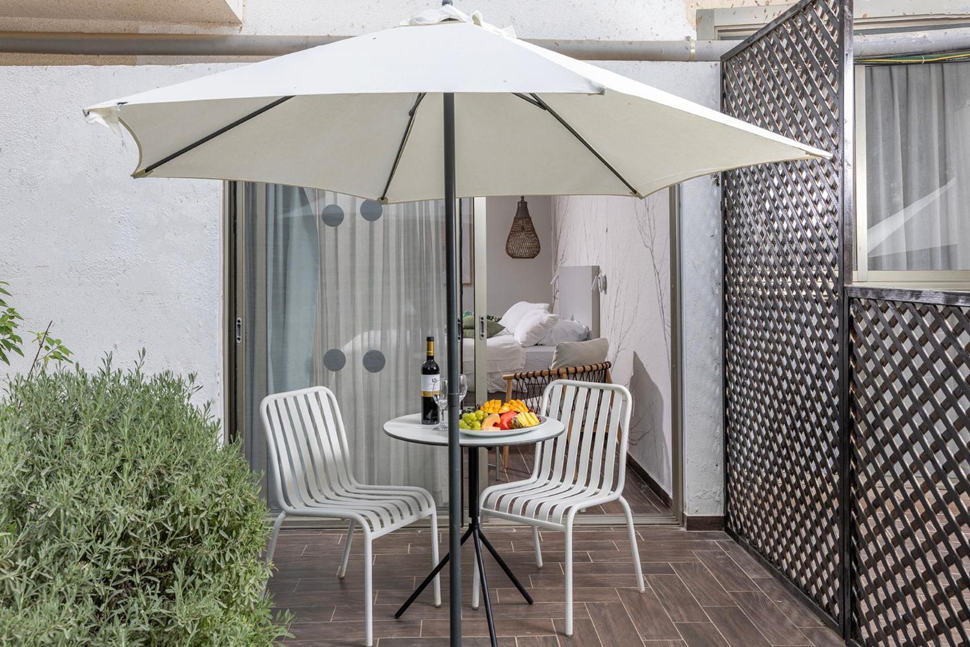 C Hotel Neve Ilan Esterno foto