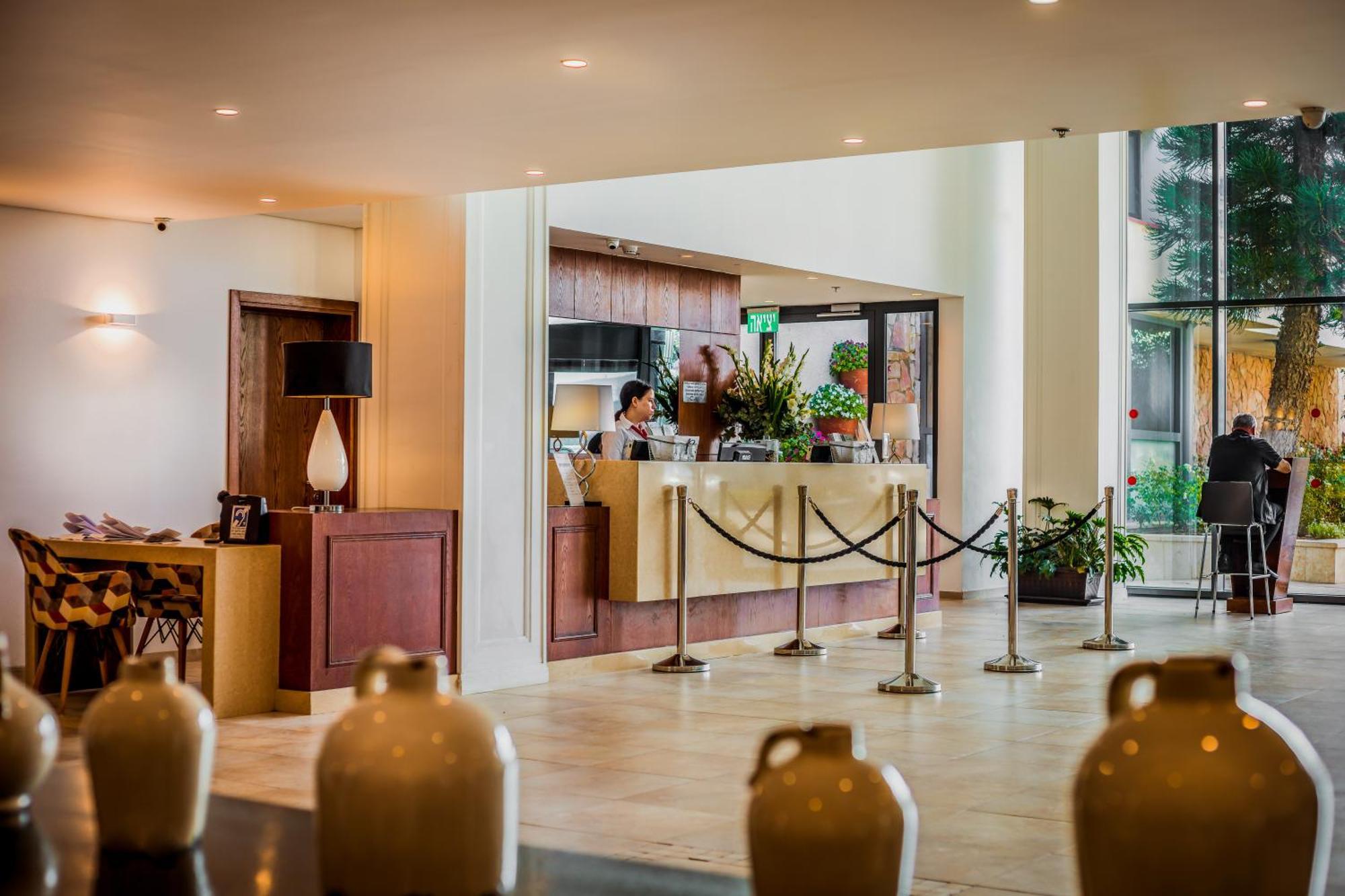 C Hotel Neve Ilan Esterno foto
