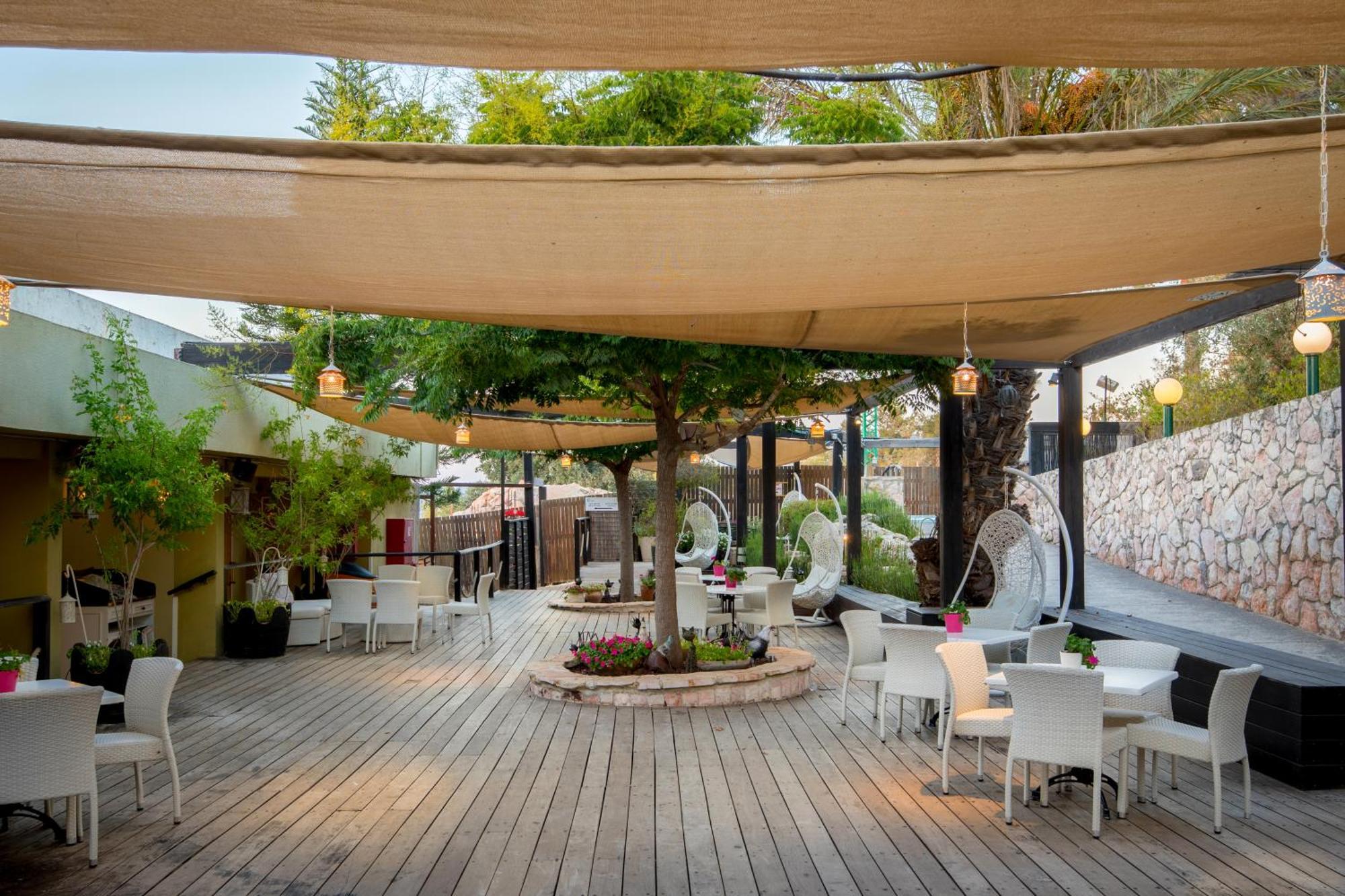 C Hotel Neve Ilan Esterno foto