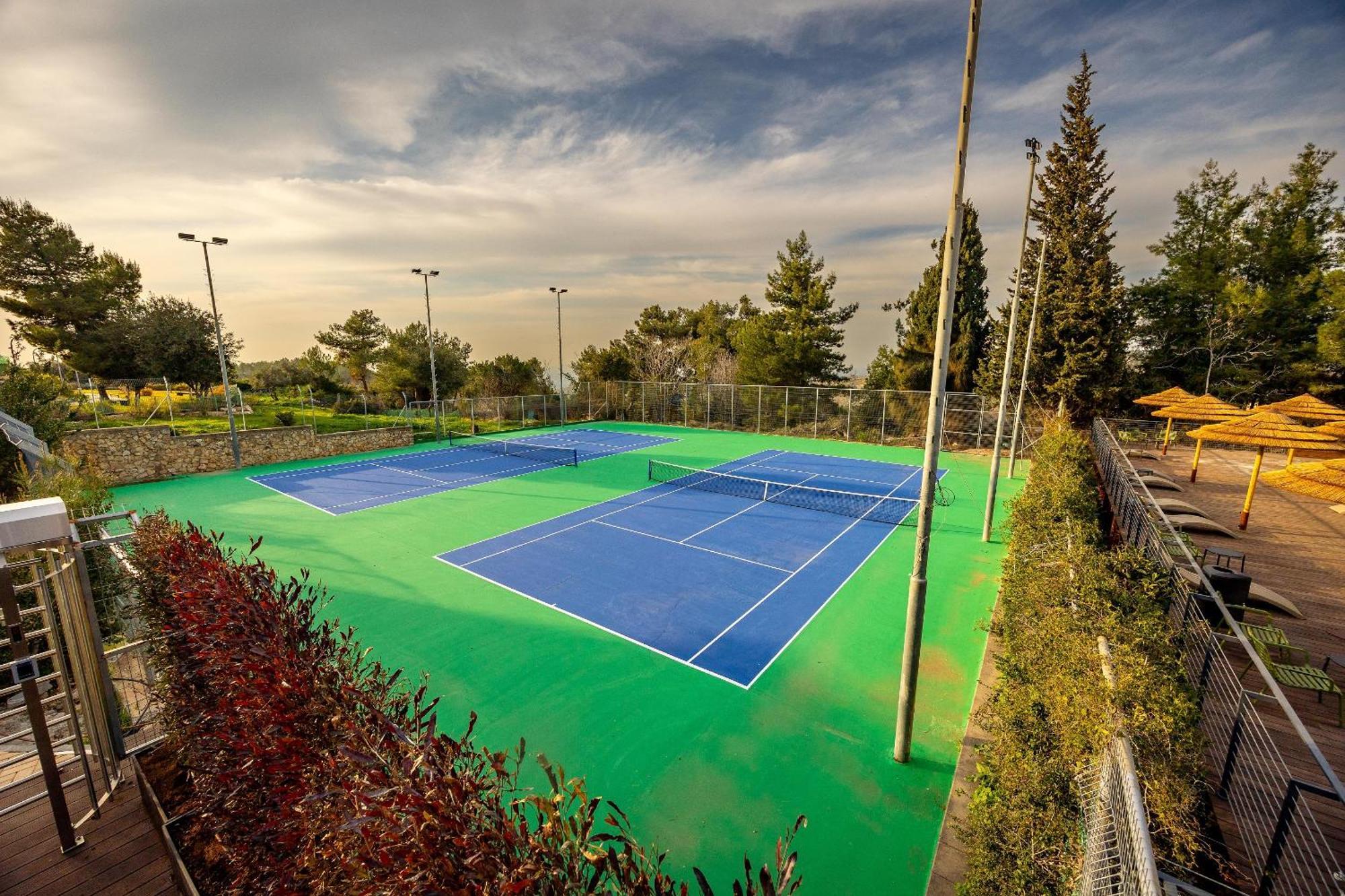 C Hotel Neve Ilan Esterno foto