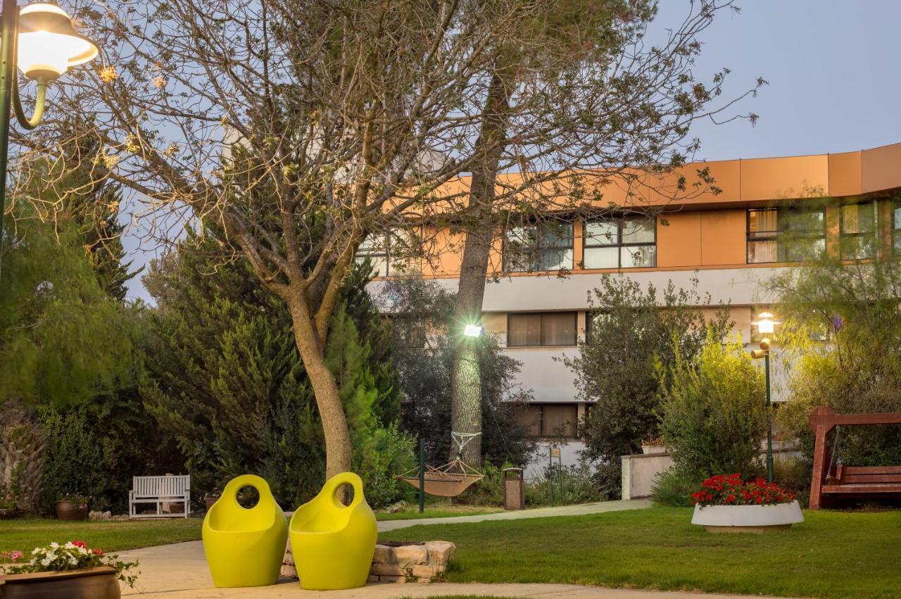 C Hotel Neve Ilan Esterno foto