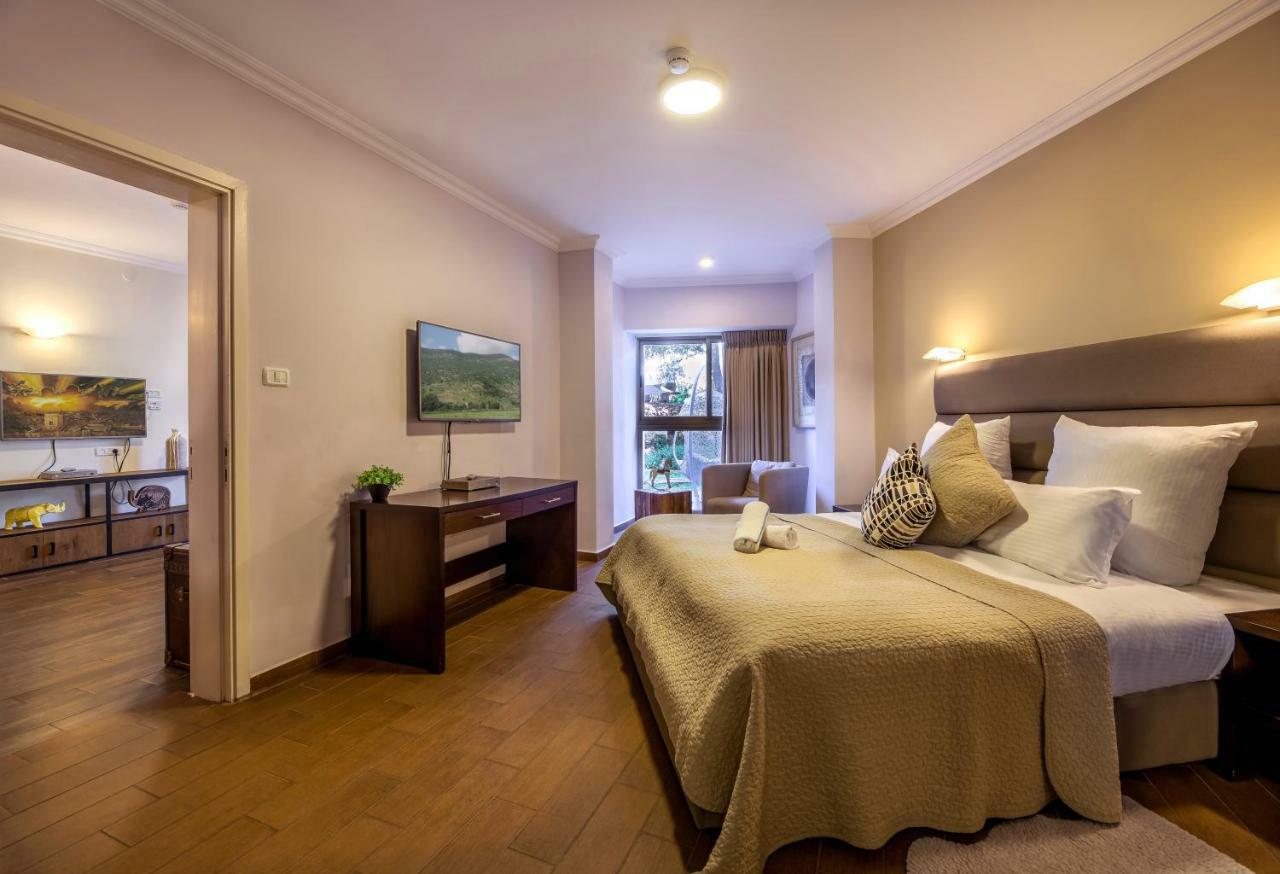 C Hotel Neve Ilan Esterno foto